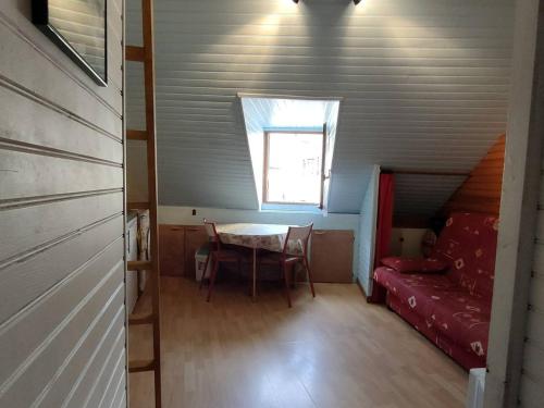 - une petite chambre avec une table et un lit dans une maison dans l'établissement Studio pour 4 personnes au centre de Cauterets, proche télécabines et thermes - FR-1-234-269, à Cauterets