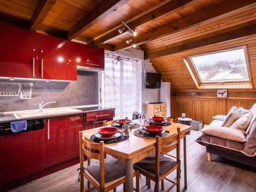 une cuisine avec une table et des chaises dans une pièce dans l'établissement Duplex charmant proche centre et téléphérique avec parking et casier à skis - FR-1-296-359, à Saint-Lary-Soulan