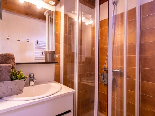 a bathroom with a sink and a shower at Appartement Saint-Lary-Soulan, 2 pièces, 4 personnes - FR-1-296-359 in Saint-Lary-Soulan