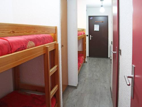 - un couloir avec 2 lits superposés dans une chambre dans l'établissement Studio pour 6 pers, skis aux pieds, confort et ascenseur - FR-1-322-453, aux Orres