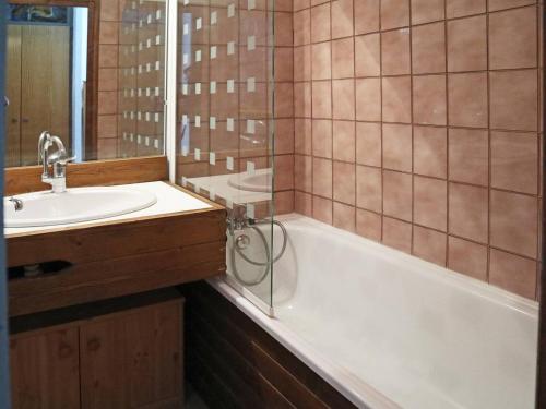 une salle de bain avec un lavabo, une baignoire et un miroir dans l'établissement Studio pour 6 pers, skis aux pieds, confort et ascenseur - FR-1-322-453, aux Orres