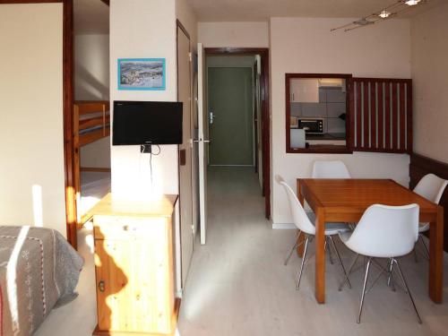 Grand studio skis aux pieds avec balcon, pour 4/5 pers, proche toutes commodités ! - FR-1-322-459