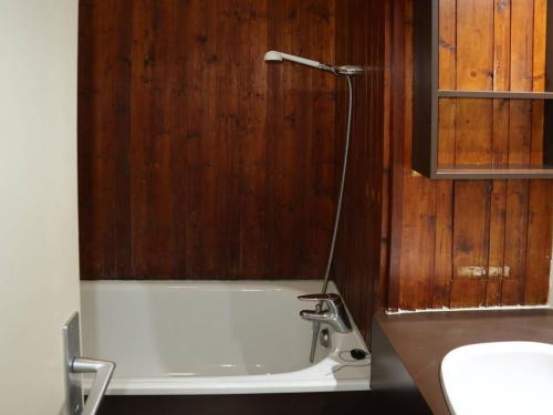 une salle de bain avec baignoire et douche dans l'établissement Grand studio skis aux pieds avec balcon, pour 4/5 pers, proche toutes commodités ! - FR-1-322-459, aux Orres