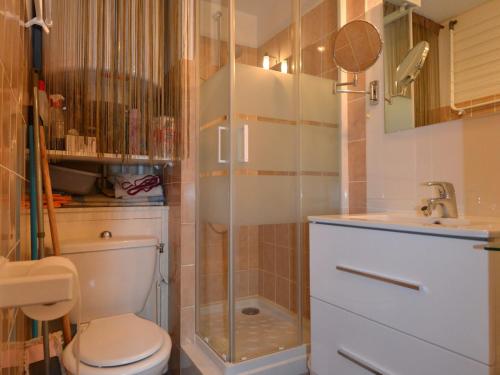 une salle de bain avec une douche, des toilettes et un lavabo dans l'établissement Duplex cosy au pied des pistes, 5 pers, parking couvert - FR-1-505-152, à Cohennoz