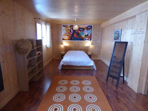 Cette petite chambre comprend un lit et une échelle. dans l'établissement Studio Le Grand-Bornand, 1 pièce, 2 personnes - FR-1-458-153, au Grand-Bornand