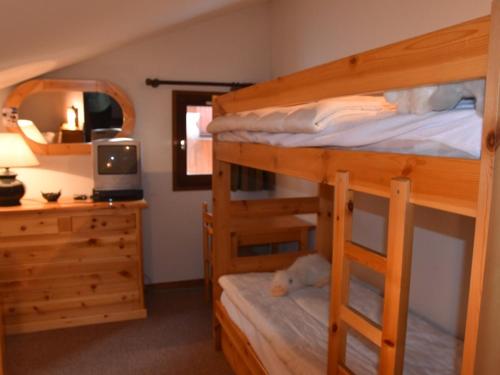 - une chambre avec 2 lits superposés et un miroir dans l'établissement Appartement 3P sur pistes avec garage, 2 chambres, cuisine équipée - FR-1-266-182, à Montgenèvre