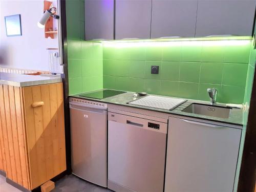 cocina con fregadero y lavavajillas en Studio Piau-Engaly, 1 pièce, 6 personnes - FR-1-457-302, en Aragnouet