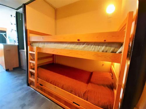 - un ensemble de lits superposés en bois dans l'établissement Studio cabine 6 pers à Piau-Engaly avec balcon et vue sur pistes - FR-1-457-302, à Aragnouet