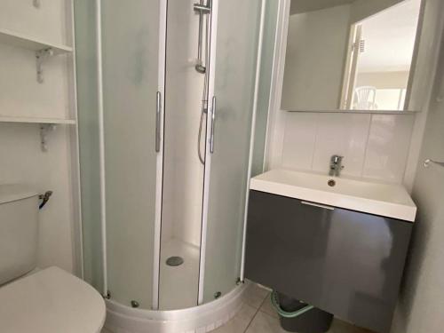 une salle de bain avec une douche, des toilettes et un lavabo dans l'établissement Villa T2 en Front de Mer avec Parking Privé - FR-1-81-548, à Port-Leucate