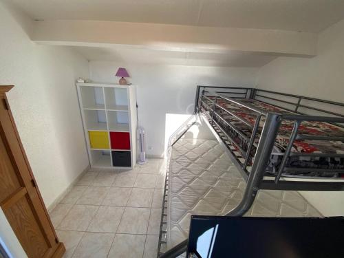 une pièce vide avec un escalier dans une pièce dans l'établissement Villa T2 en Front de Mer avec Parking Privé - FR-1-81-548, à Port-Leucate