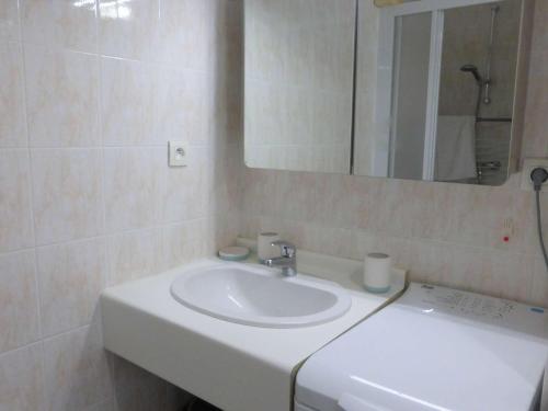 y baño con lavabo blanco y espejo. en Appartement Saint-Gilles-Croix-de-Vie, 2 pièces, 4 personnes - FR-1-224-783, en Saint Gilles Croix de vie