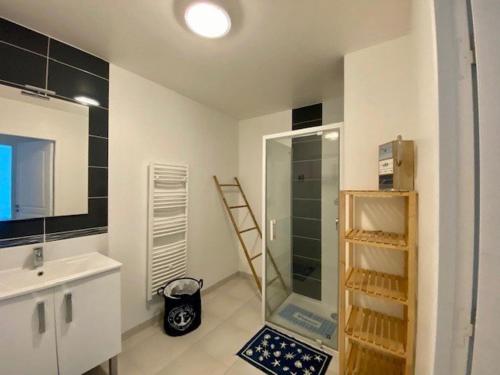 une salle de bain avec une douche en verre et un lavabo dans l'établissement Quiberon : Superbe T3 63m² avec Balcon, Parking, et WIFI – Proche Thalasso, Animaux Acceptés ! - FR-1-478-206, à Quiberon
