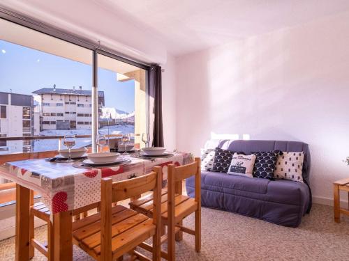 un salon avec une table et un canapé dans l'établissement Studio cosy 6 pers. aux pieds des pistes - FR-1-296-369, à Saint-Lary-Soulan