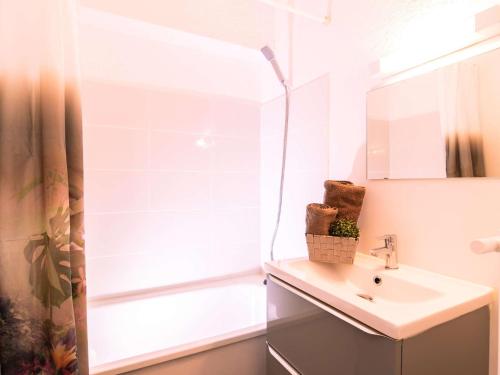 une salle de bain blanche avec un lavabo et une douche dans l'établissement Studio cosy 6 pers. aux pieds des pistes - FR-1-296-369, à Saint-Lary-Soulan
