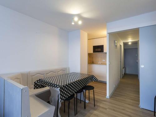 - une cuisine et une table avec des chaises dans la chambre dans l'établissement Studio cabine 5 pers. avec balcon à 80m des pistes - La Mongie 1800 - FR-1-404-334, à La Mongie