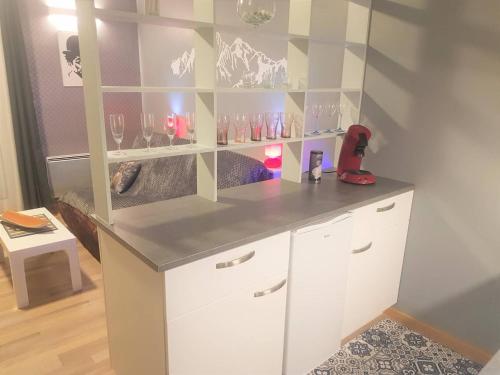 une chambre avec un comptoir et des étagères dans l'établissement Charmant T2 avec coin cabine, parking et casier à skis - Bolquère - FR-1-592-38, à Bolquère-Pyrénées 2000