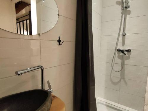 une salle de bain avec un lavabo et une douche avec un miroir dans l'établissement Beau duplex rénové centre Cauterets, 6-8 pers, proche télécabines/thermes, WiFi - FR-1-234-274, à Cauterets