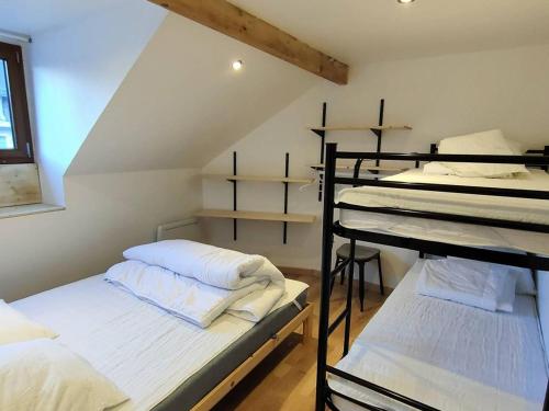Cette chambre mansardée comprend 2 lits superposés. dans l'établissement Beau duplex rénové centre Cauterets, 6-8 pers, proche télécabines/thermes, WiFi - FR-1-234-274, à Cauterets