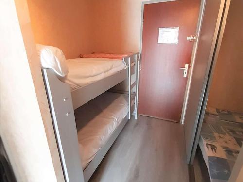 a small room with two bunk beds in it at Studio Saint-Lary-Soulan, 1 pièce, 6 personnes - FR-1-457-304 in Saint-Lary-Soulan