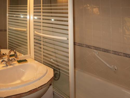 une salle de bain avec un lavabo et une douche dans l'établissement Studette rénovée proche pistes et centre Les Orres - FR-1-322-465, aux Orres