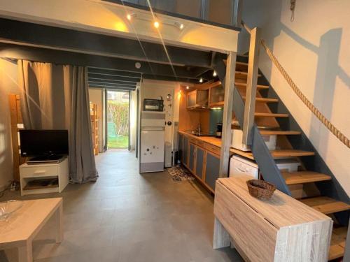 une chambre avec un escalier, une cuisine et un salon dans l'établissement Villa 2 pièces mezzanine, 6 couchages, piscine, 900m de la plage, Saint-Cyprien - FR-1-225D-126, à Saint-Cyprien