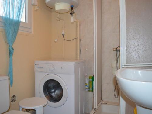La salle de bains est pourvue d'un lave-linge et d'un lavabo. dans l'établissement Appartement Saint-Cyprien, 1 pièce, 4 personnes - FR-1-225D-125, à Saint-Cyprien