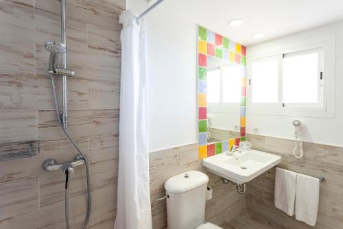 uma casa de banho com um WC, um lavatório e um chuveiro em Sun Club El Dorado - All Inclusive em Llucmajor