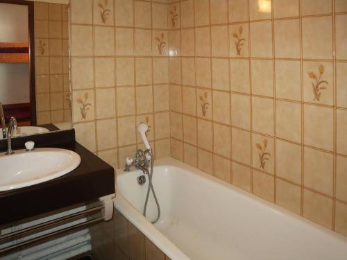 une salle de bain avec une baignoire et un lavabo dans l'établissement Studio skis aux pieds, 4 pers, balcon - FR-1-322-472, aux Orres