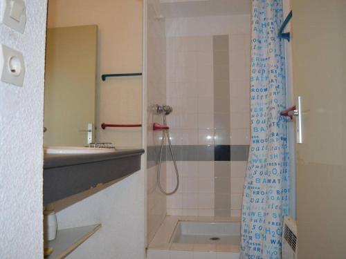 une salle de bain avec douche et lavabo dans l'établissement Appart. en Bord de Mer avec Piscine, Parking et Animaux Acceptés - FR-1-225D-128, à Saint-Cyprien