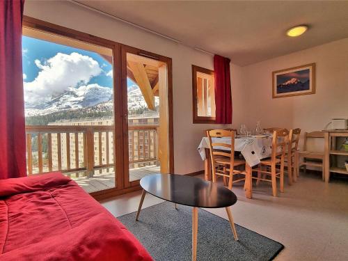 - un salon avec une table et une vue sur la montagne dans l'établissement Appartement 4 pièces avec WiFi, Animaux admis, Parking gratuit proche des pistes - FR-1-525-240, à Saint-Étienne-en-Dévoluy