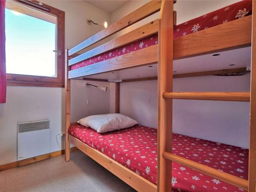 une chambre avec deux lits superposés et une fenêtre dans l'établissement Appartement 4 pièces avec WiFi, Animaux admis, Parking gratuit proche des pistes - FR-1-525-240, à Saint-Étienne-en-Dévoluy