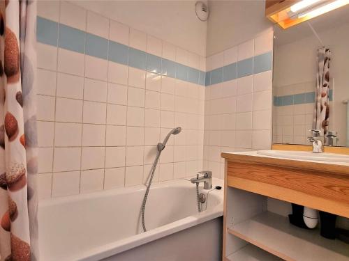 une salle de bain avec une baignoire et un lavabo dans l'établissement Appartement 4 pièces avec WiFi, Animaux admis, Parking gratuit proche des pistes - FR-1-525-240, à Saint-Étienne-en-Dévoluy