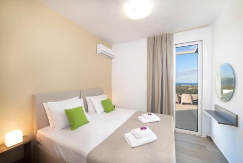 Una habitación de hotel con una cama con dos toallas. en Costa Maris Villa, en Georgioupoli