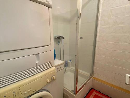 une petite salle de bain avec toilettes et douche dans l'établissement T3 pour 6 pers, vue mer et montagne, terrasse, parking, proche plage, Le Barcarès - FR-1-81-550, au Barcarès