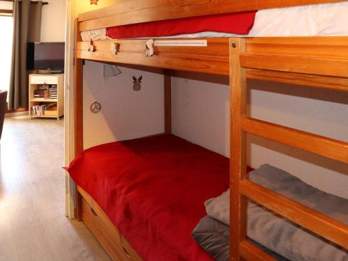 Ce lit superposé se trouve dans un dortoir doté d'un lit rouge. dans l'établissement Grand studio rénové, skis aux pieds, idéal famille, 6 pers, Les Orres - FR-1-322-469, aux Orres