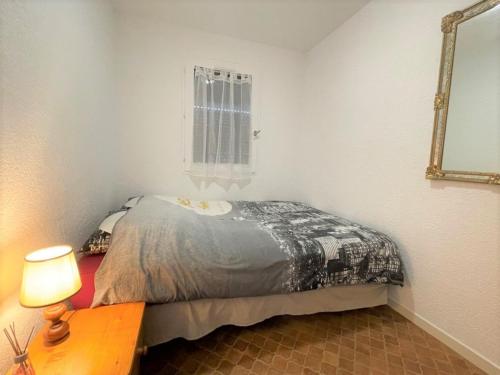 een slaapkamer met een bed, een tafel en een raam bij Appartement Saint-Cyprien, 2 pièces, 4 personnes - FR-1-225D-131 in Saint-Cyprien