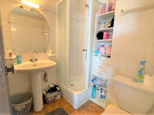 une salle de bain avec une douche, un lavabo et des toilettes dans l'établissement Charmant 2P avec loggia fermée, proche plage à St-Cyprien Plage - FR-1-225D-131, à Saint-Cyprien