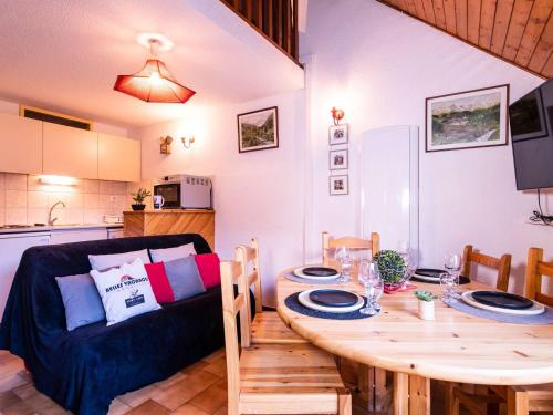 un salon avec une table et un canapé dans l'établissement Appartement 8 personnes avec parking à 200 m du centre de Saint-Lary et proche des remontées mécaniques - FR-1-296-381, à Saint-Lary-Soulan