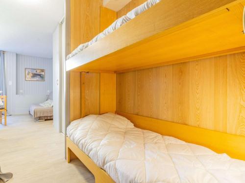une chambre avec deux lits superposés dans une pièce dans l'établissement Studio cosy avec balcon, centre-ville, proche télécabine, wifi inclus - FR-1-401-235, à Cauterets