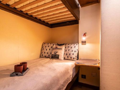 une chambre avec un lit et un plafond en bois dans l'établissement Appartement 8 personnes avec parking à 200 m du centre de Saint-Lary et proche des remontées mécaniques - FR-1-296-381, à Saint-Lary-Soulan