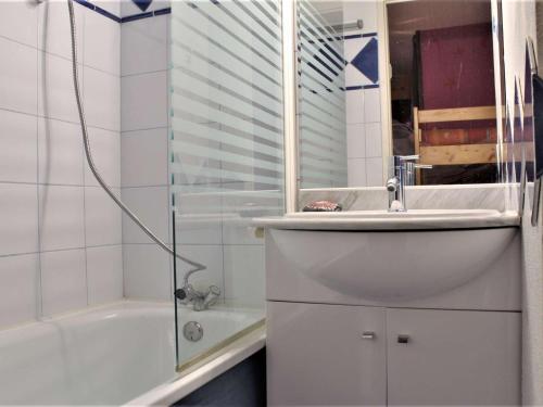 une salle de bain avec une douche, un lavabo et une baignoire dans l'établissement Studio cosy pour 4 au centre de Risoul, proche commerces et pistes - FR-1-330-550, à Risoul