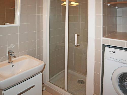 La salle de bains est pourvue d'une douche, d'un lavabo et d'un lave-linge. dans l'établissement Charmant studio skis aux pieds, balcon sud/est - FR-1-322-477, aux Orres