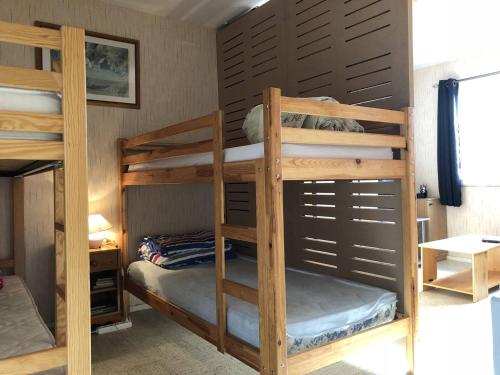a bunk bed room with two bunk beds at Studio 6 pers, à côté des pistes, parking & ascenseur, casier à skis, proche commerces - FR-1-602-101 in Arette