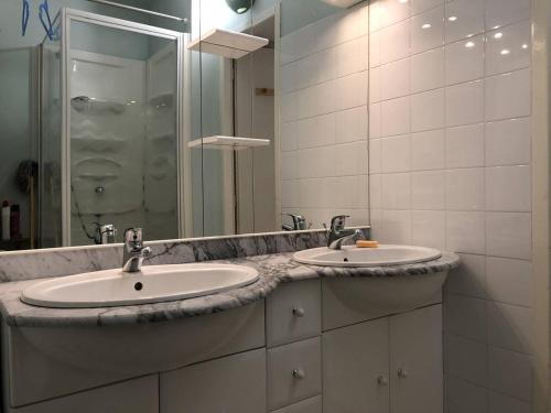 a bathroom with two sinks and a large mirror at Studio 6 pers, à côté des pistes, parking & ascenseur, casier à skis, proche commerces - FR-1-602-101 in Arette