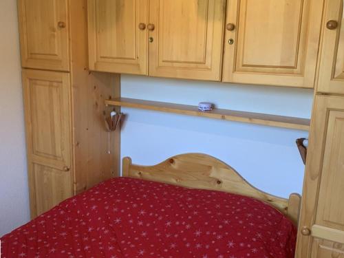 une petite chambre avec un lit avec une couverture rouge dans l'établissement Appartement 2 Pièces - Pied des Pistes avec Balcon et Parking - FR-1-573-60, à Saint-Jean-dʼAulps