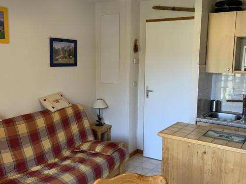 un salon avec un canapé et une cuisine dans l'établissement Appartement 2 Pièces - Pied des Pistes avec Balcon et Parking - FR-1-573-60, à Saint-Jean-dʼAulps