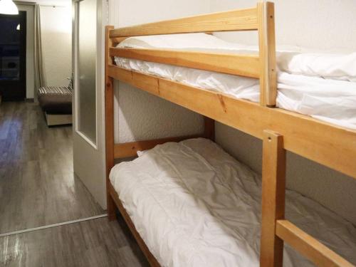 quelques lits superposés dans une chambre dans l'établissement Studio 4 pers, balcon, pistes, commerces, animaux admis - FR-1-322-471, aux Orres