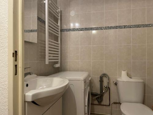 een witte badkamer met een wastafel en een toilet bij Appartement Cerbère, 19 pièces, 4 personnes - FR-1-225C-97 in Cerbère