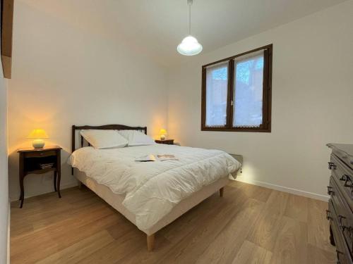 Un dormitorio con una cama grande y una ventana en Appartement Briançon, 3 pièces, 6 personnes - FR-1-330C-124, en Briançon