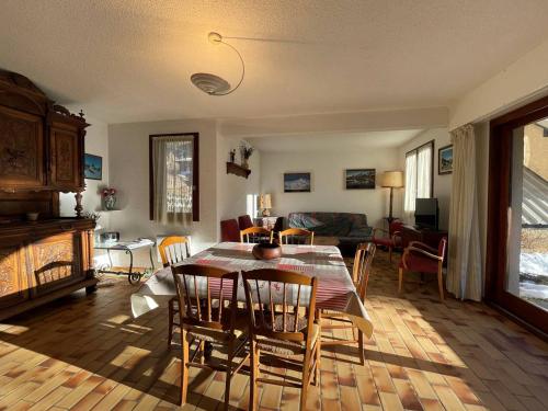un salon avec une table et des chaises dans l'établissement Charmant 3 pièces avec jardin pour 6 pers. à Briançon, à 3mn du centre, proche randonnées et Col d'Izoard - FR-1-330C-124, à Briançon